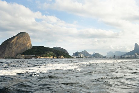 Secretaria identifica navio que derramou óleo na Baía de Guanabara