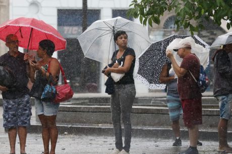 Inmet faz alerta para chuvas intensas em grande parte do país