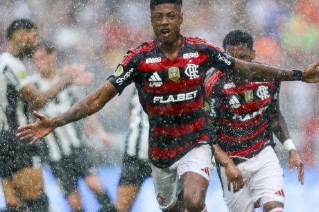 Bruno Henrique brilha e Flamengo conquista Supercopa do Brasil