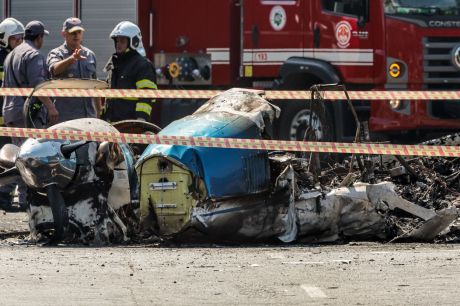 Aeronave colidiu em árvore antes de atingir ônibus em São Paulo