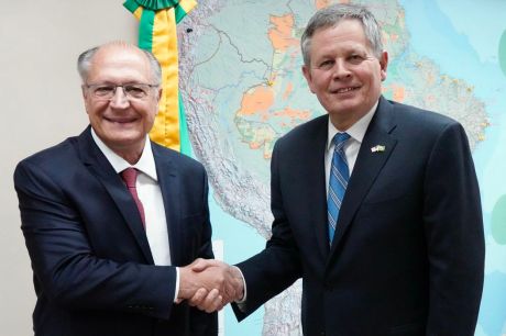 Alckmin recebe senador americano aliado de Trump