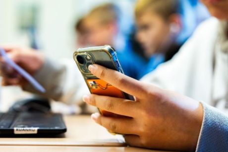 Governo regulamenta lei que restringe uso de celular na escola