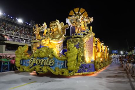 Carnaval carioca começa com desfile da Série Ouro e 22 blocos de rua