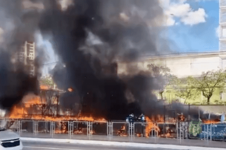 Incêndio destrói dois carros alegóricos do grupo de bairros em SP