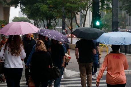 Semana começa com retorno de chuvas intensas e frente fria no Sul