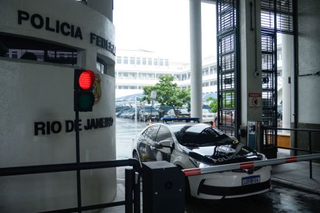 Homem é preso no Rio por contrabandear equipamentos bélicos