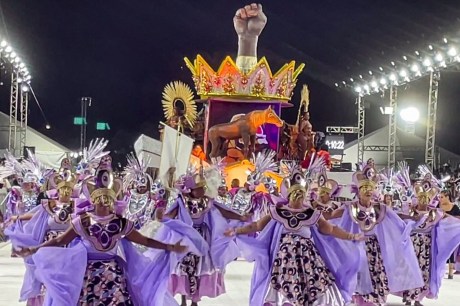 Desfile de escolas de samba reafirma tradição popular no RS